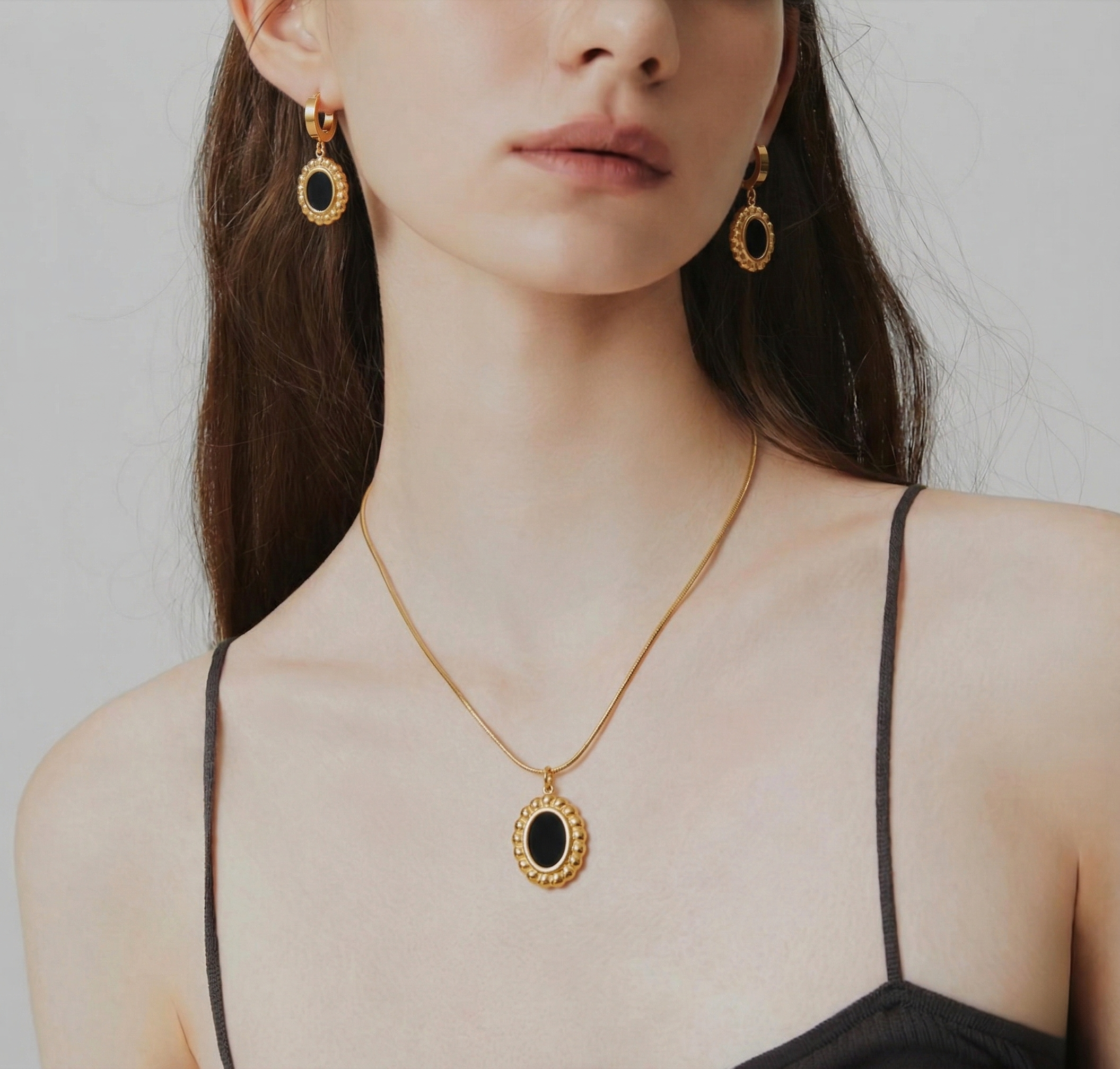 Vintage Oval Frame Pendant Necklace – Black