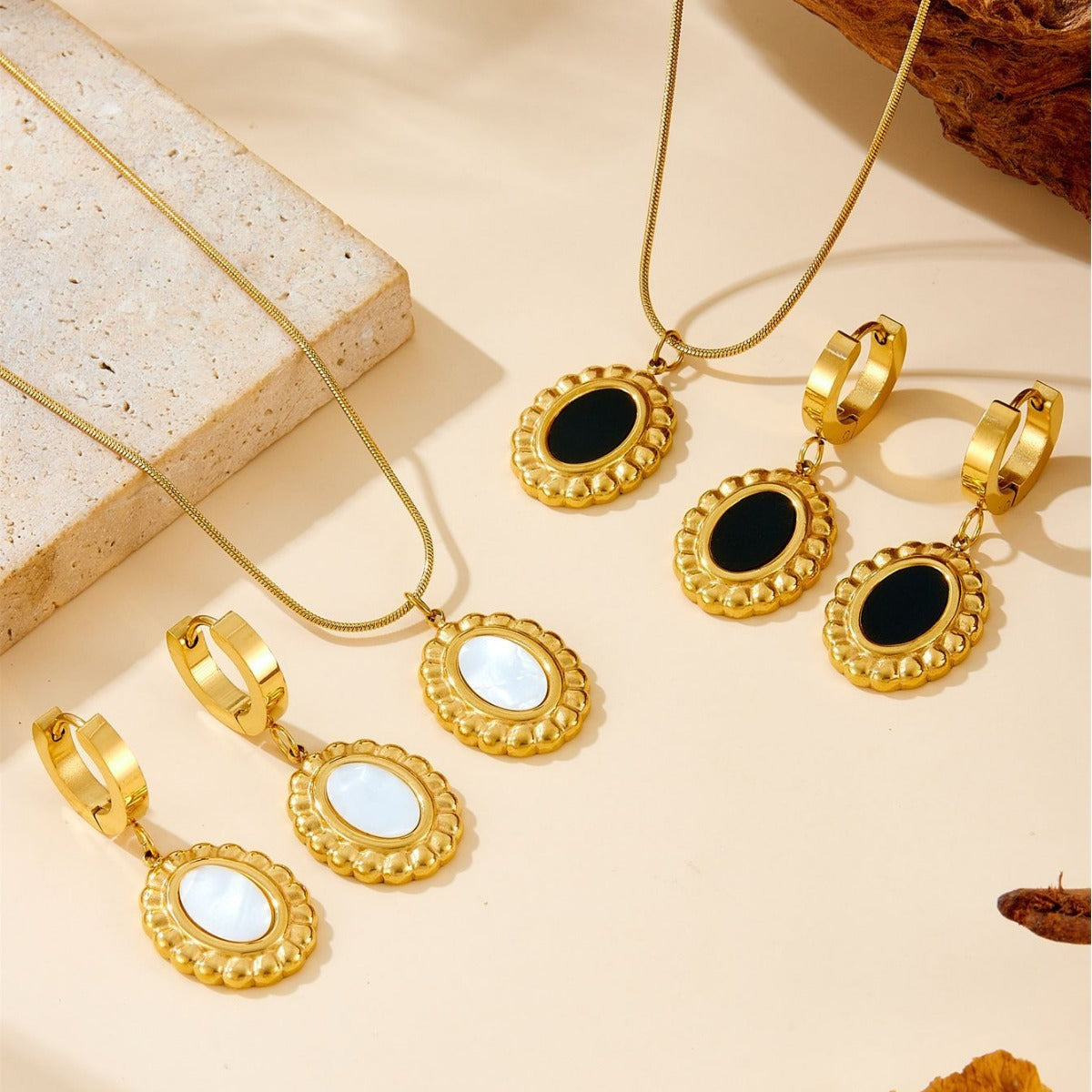 Vintage Oval Frame Pendant Necklace – Black