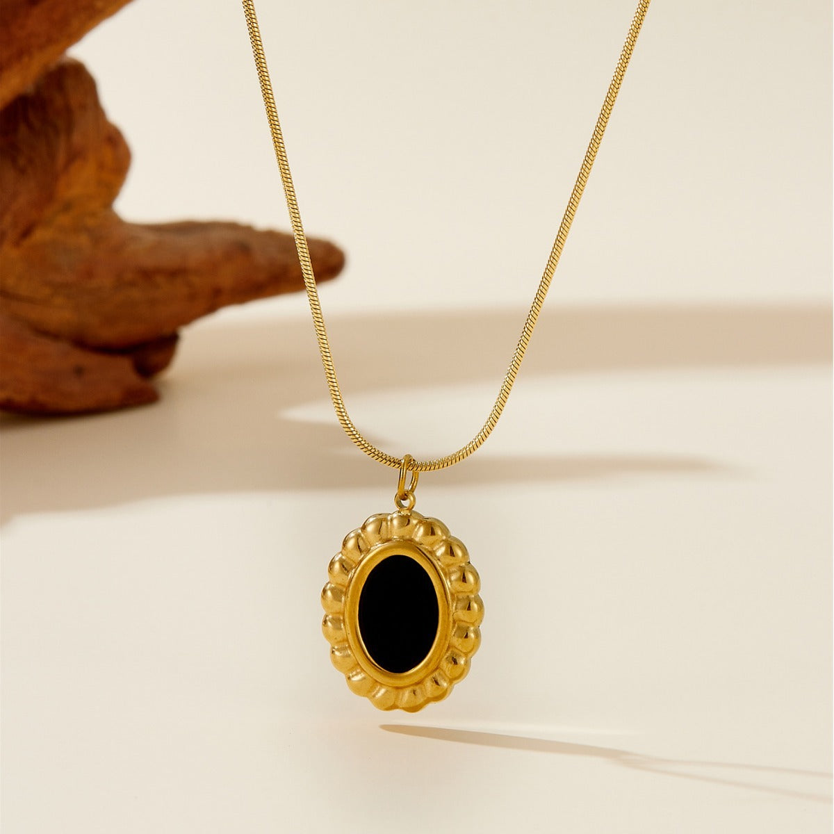 Vintage Oval Frame Pendant Necklace – Black