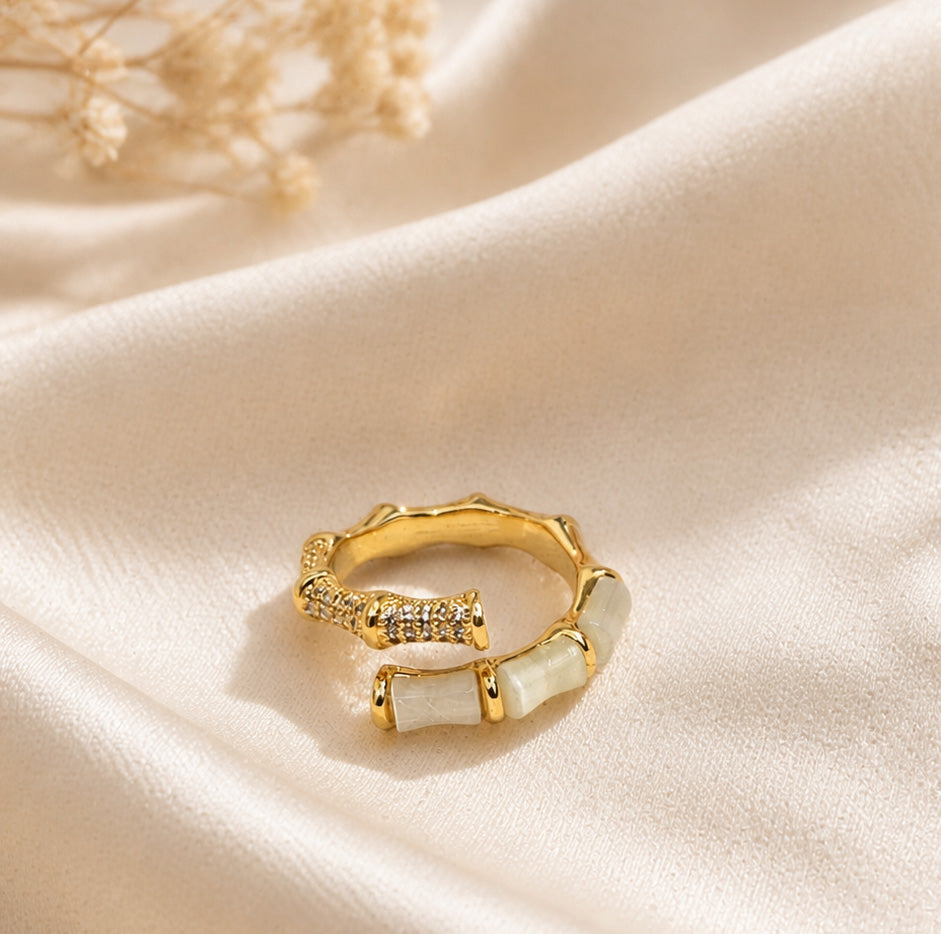 Ribbon Shell Accent Ring (Gold)