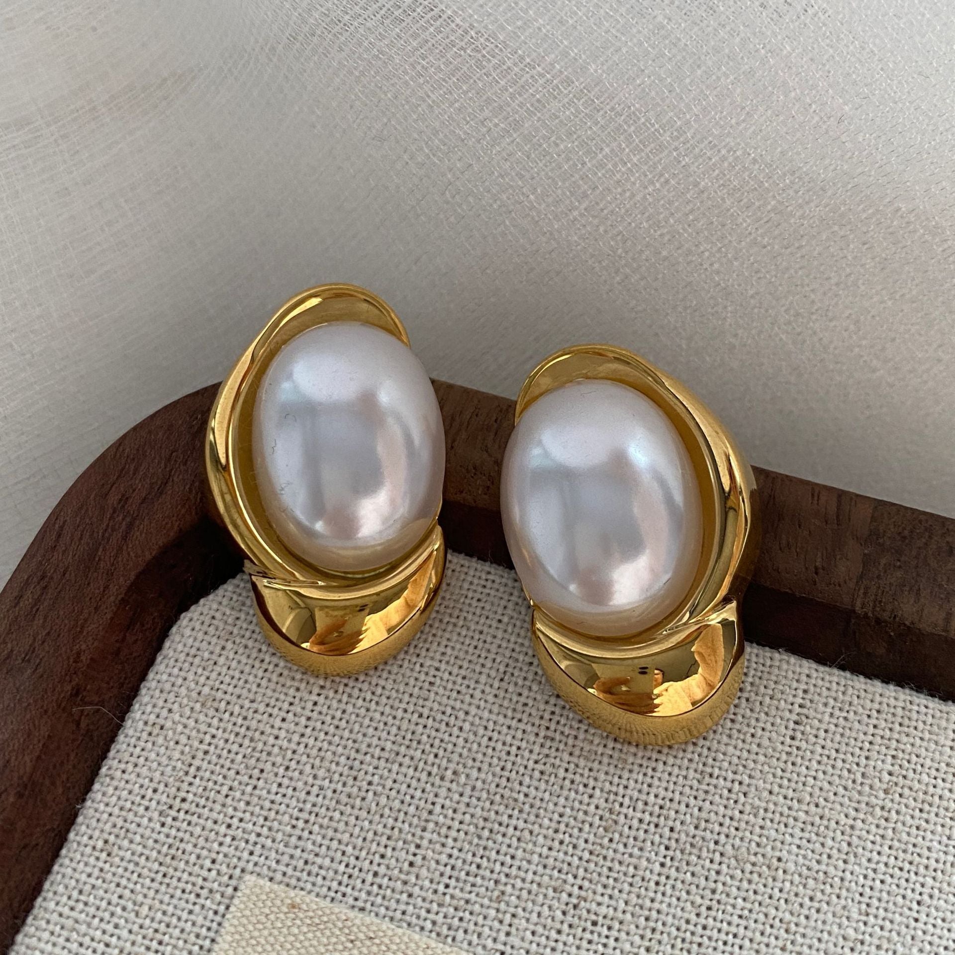 Wave Frame Pearl Stud Earrings