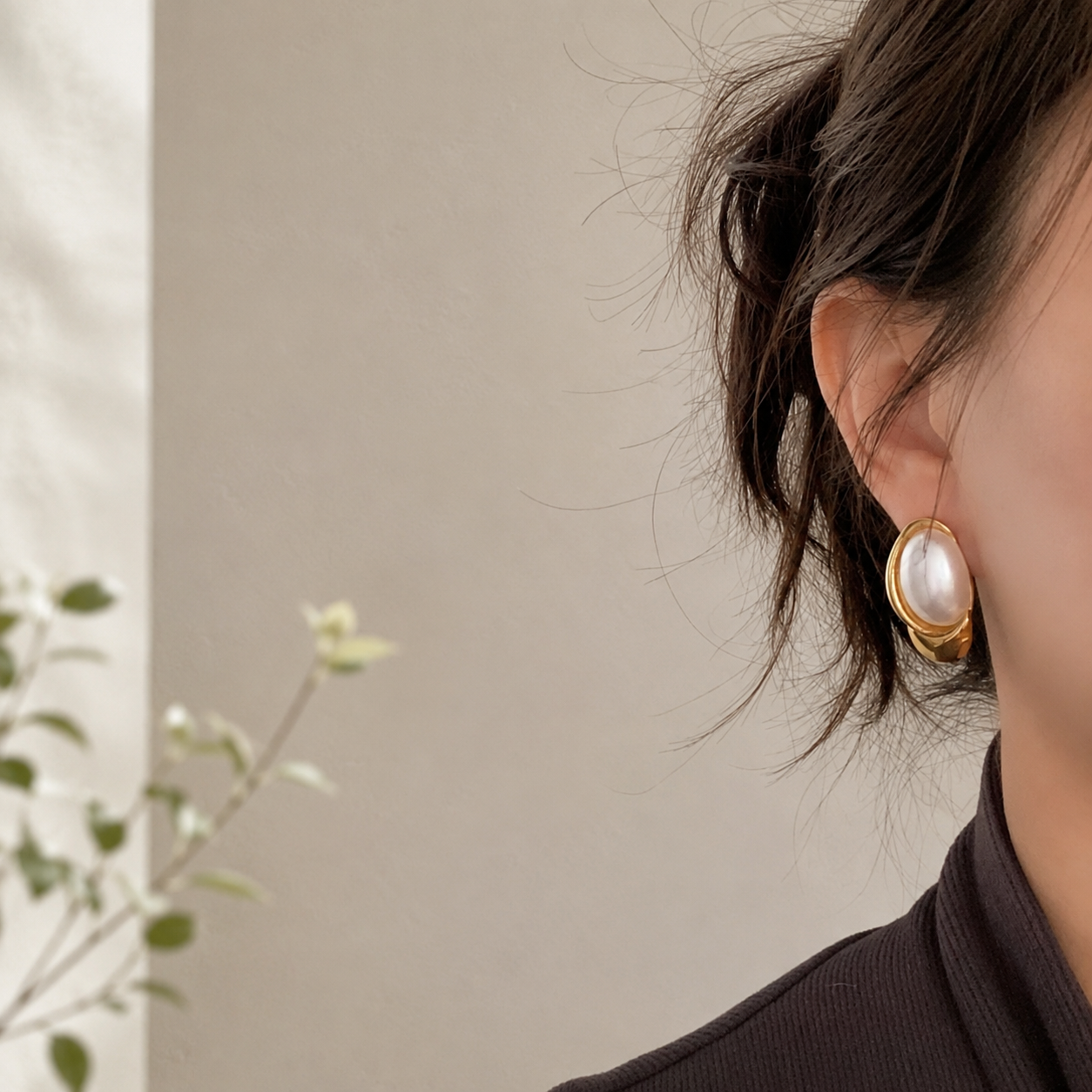 Wave Frame Pearl Stud Earrings